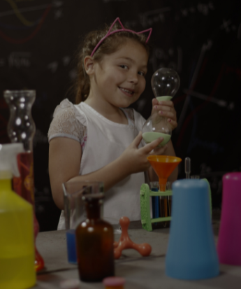 Copil explorând un experiment de știință.