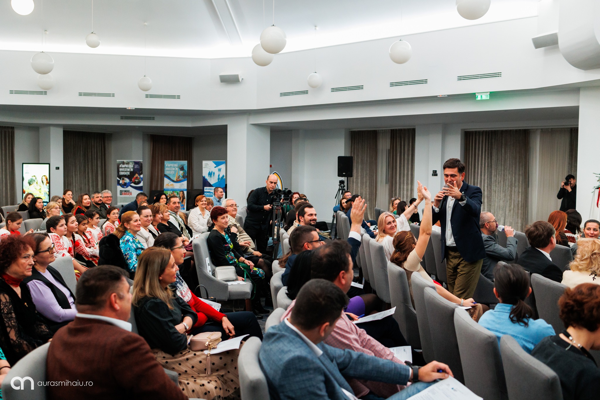 Participanți reuniți la o întâlnire a comunității.
